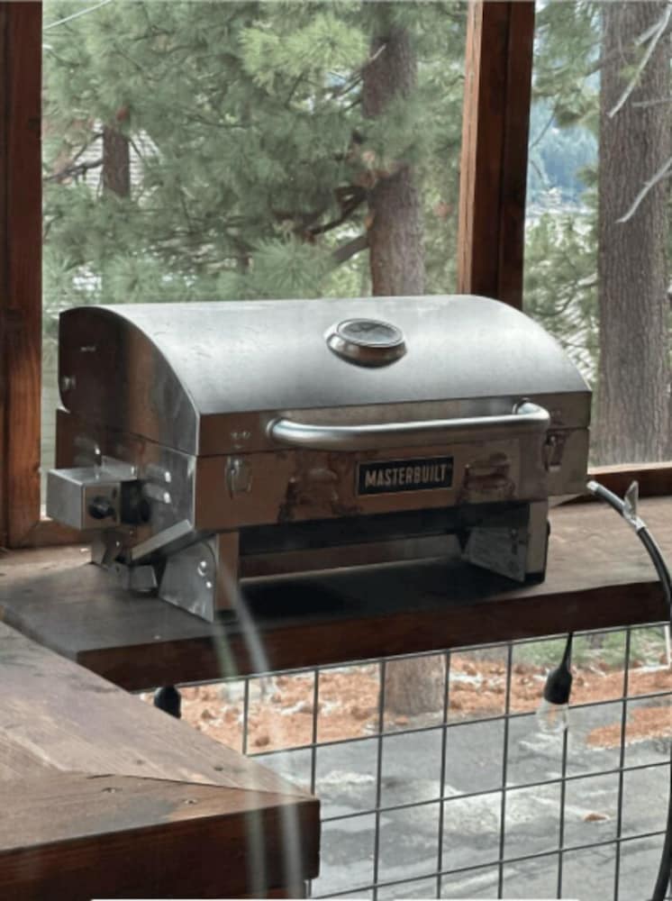 Denton by Avantstay Hot Tub, Deck w/ Fire Pit Near Skiing & Lake!