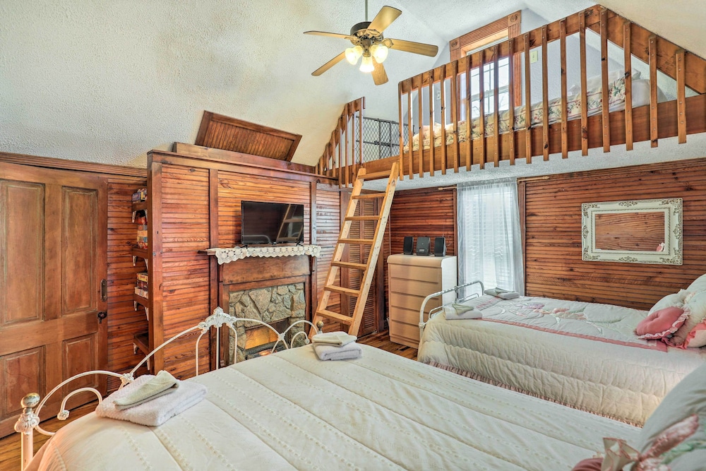Spacious Weaverville Vacation Rental Home! view 4