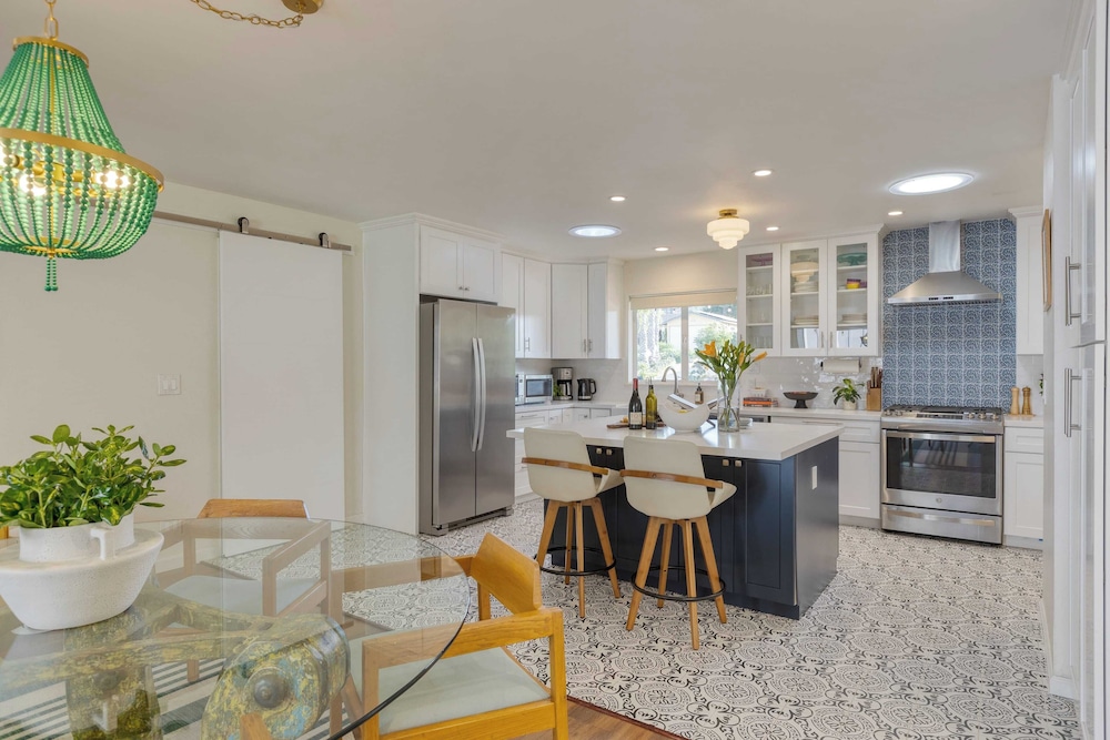 Hummingbird Haven by Avantstay Dog-friendly, Near the Beach, Huge Yard+hot Tub
