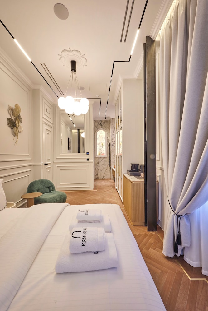 Ermou 99 Intelligent Private Suites