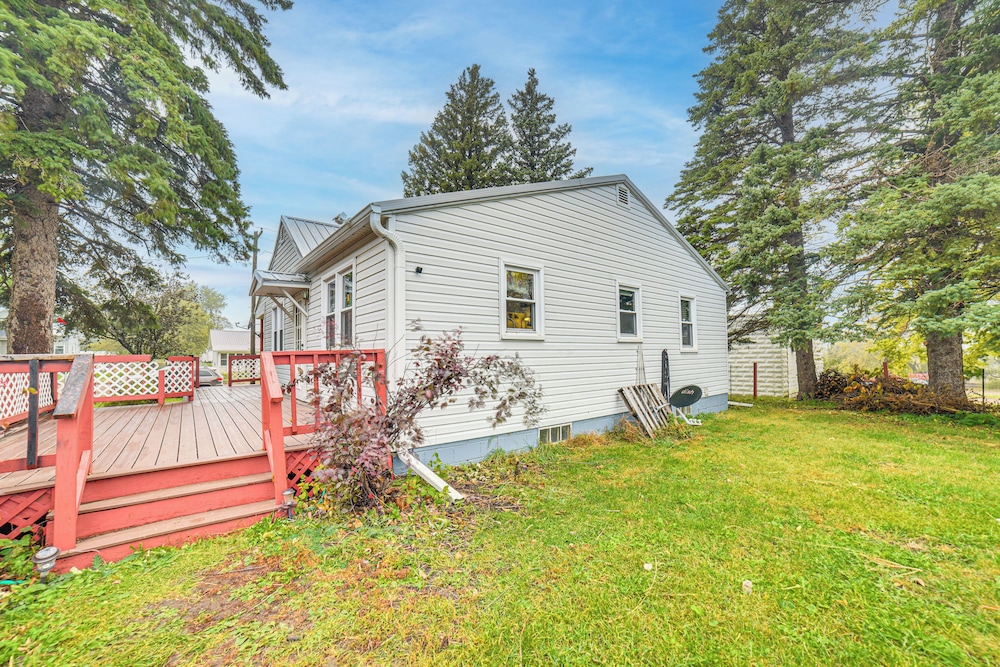 Walk to Restaurant & Bar: Home w/ Deck in Gary