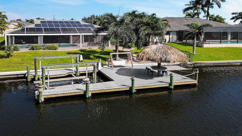 Mei Jing Waterfront Pool and Tiki Hut-must see