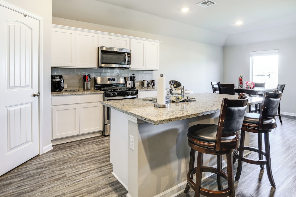 13 Mi to Baton Rouge: Family-friendly Home