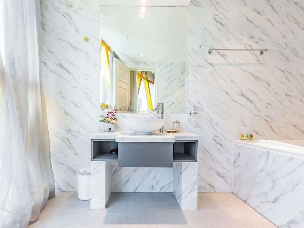 Luxury Spacious Condo in the Iconic Park Towers