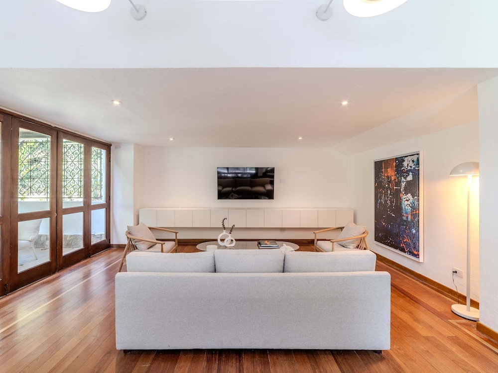 w Incredible 5BR House w Jacuzzi in El Poblado