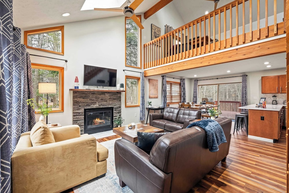 Rustic-chic Escape w/ Hot Tub, Fireplace & Nature Views Pine Woods Loft