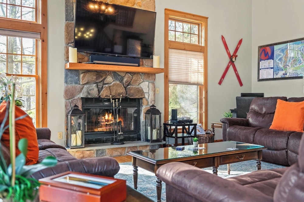 Mountain Escape With Game Room, Balcony & Stunning Views in the Poconos Christina