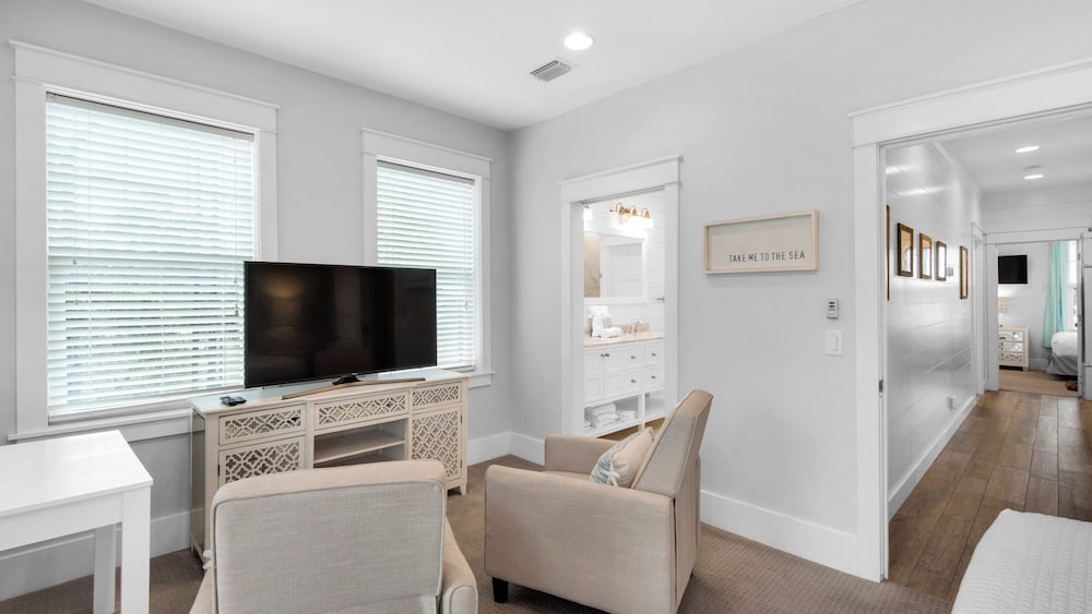 Best of Both Worlds: Pool, Golf Cart, Nearby Attractions & Steps to Beach!