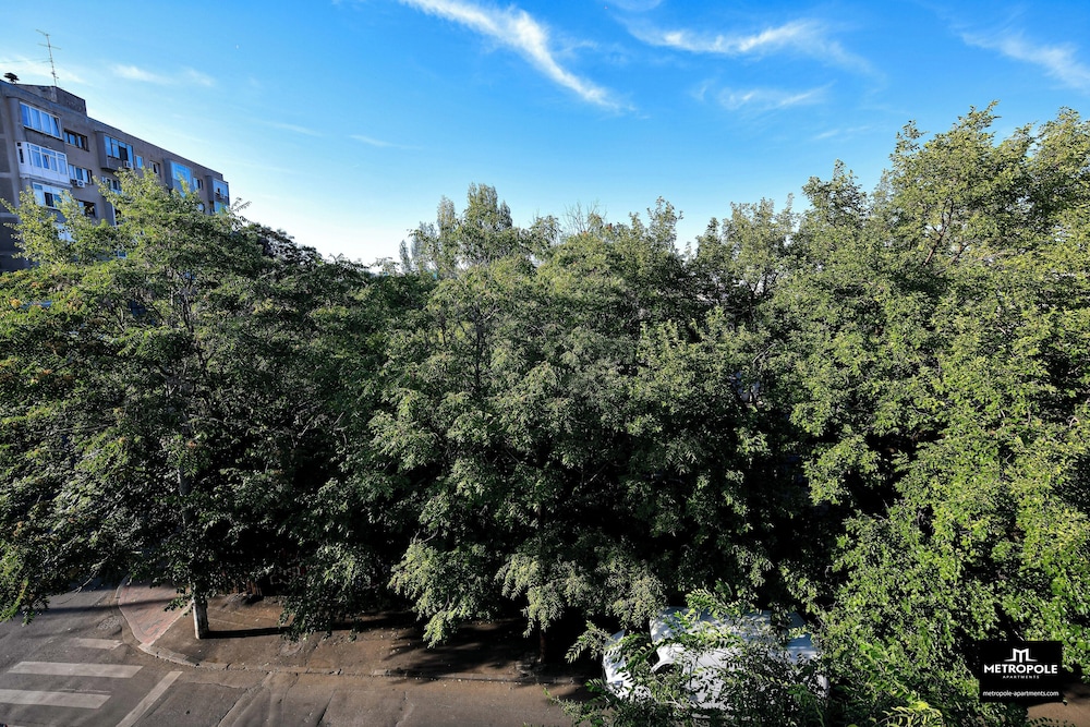 Metropole Apartments Central City
