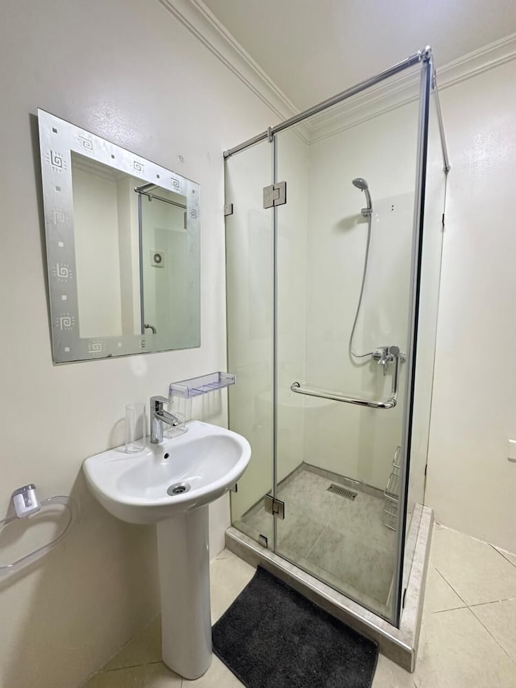 SHRTSTAYS Guesthouse