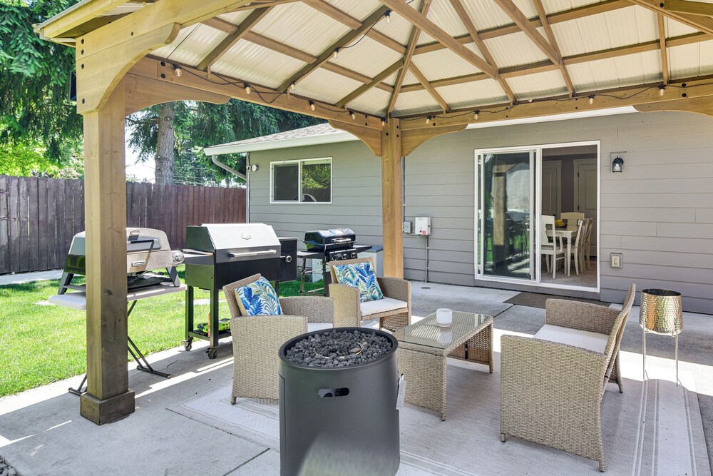 7 Mi to Vancouver Waterfront: Sleek Home w/ Yard!