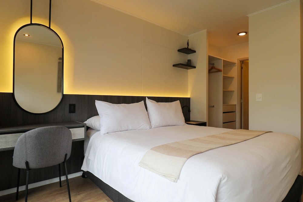 w Elegant 2BR w Balcony Near Larcomar