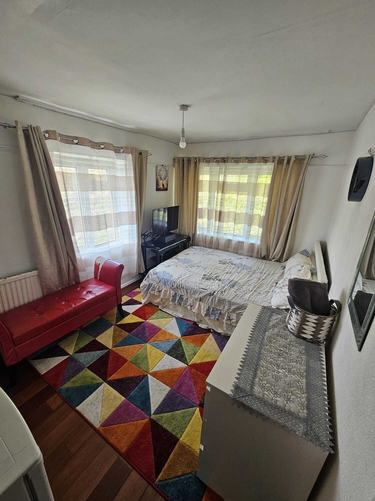 Room-charming London Guest Room With Gar