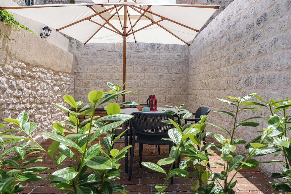 Oleander Center Suites
