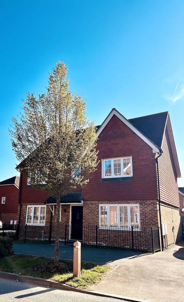 Horley Hideaway - 4 Bedroom House- Sleeps 7