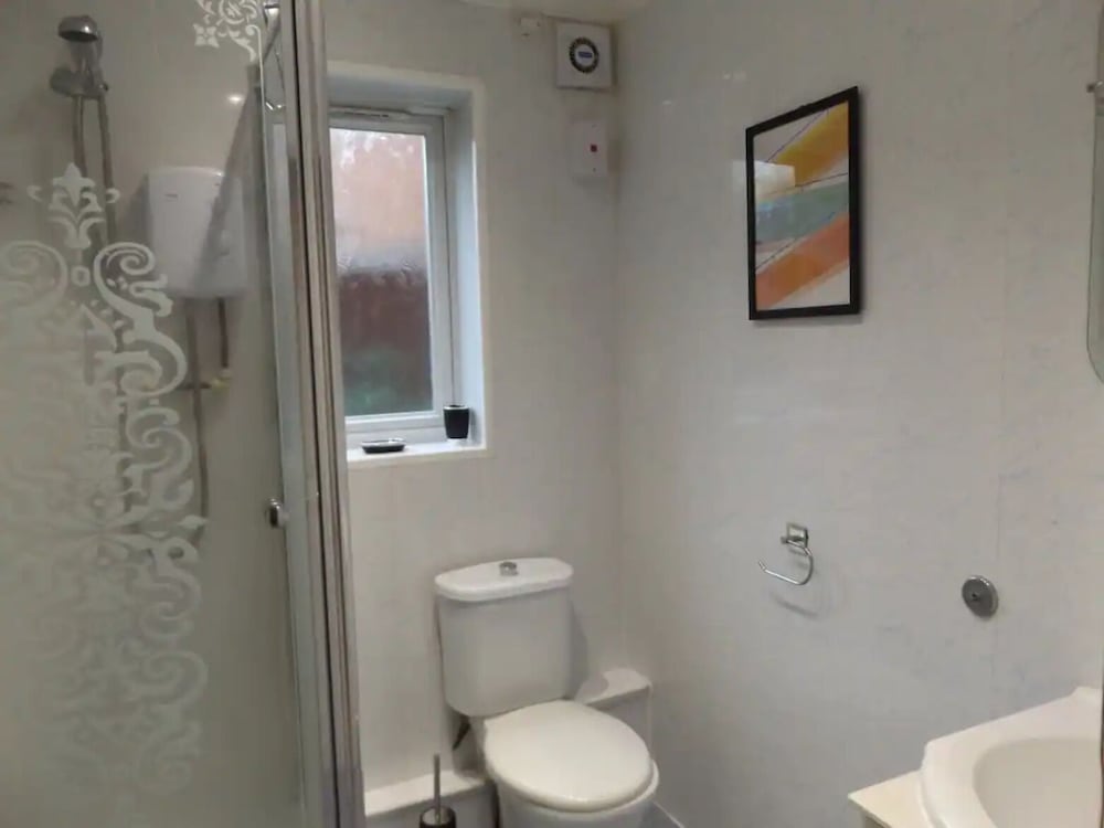 Room in Guest Room - Large Comfortable Room in Coventry view 4