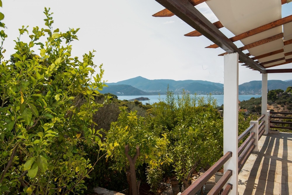 Villa Beis in Porto Rafti view 2