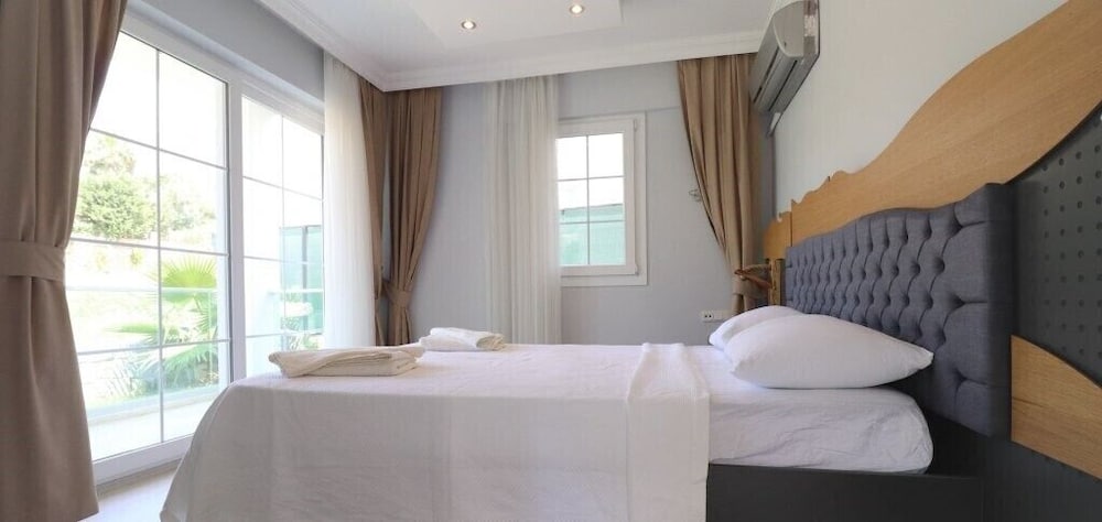Villa AKD1  by JoyLettings view 3