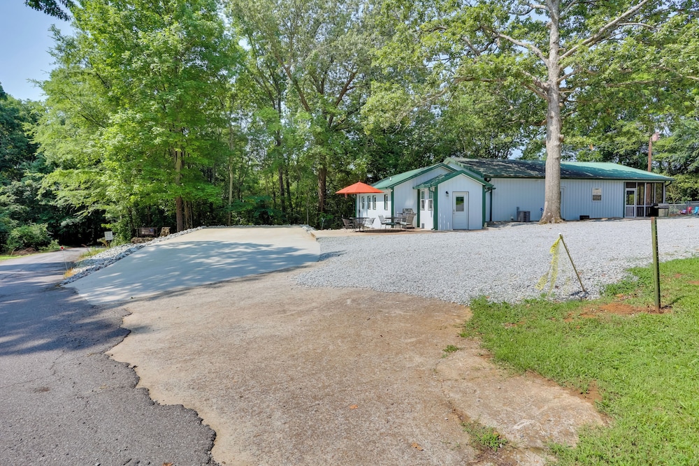 Shared Boat Dock & Ramp at Kentucky Lake Retreat