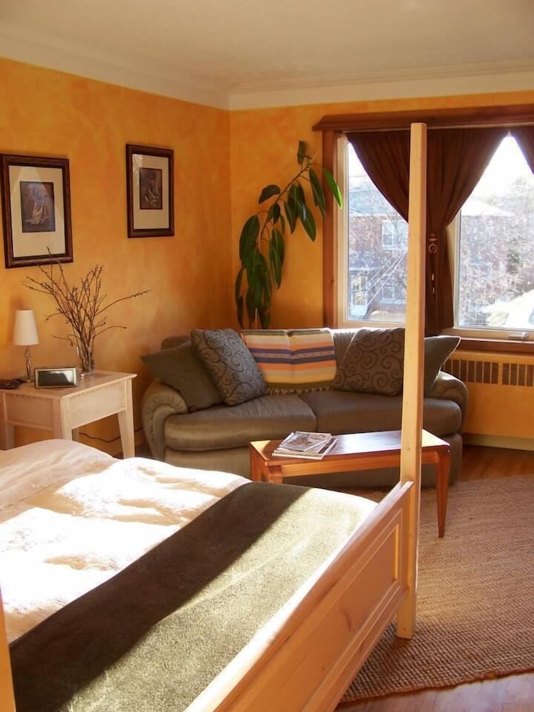 Artisan Upstairs Guesthouse - Image 4