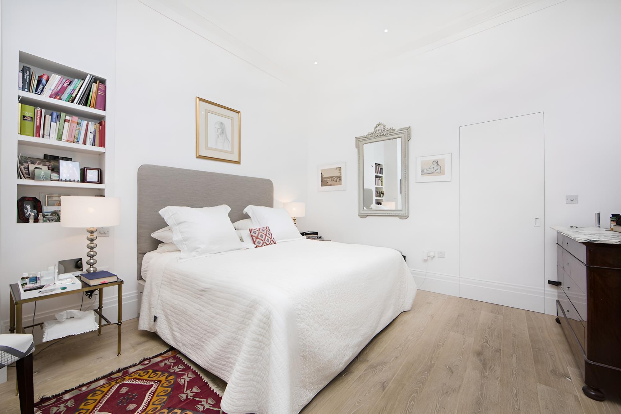 Beautiful and Spacious 2 Bed/2 Bath Property Just Moments From Earls Court