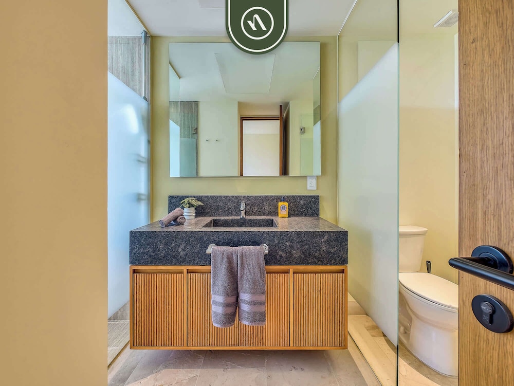 Luxury Condo With Canal View - Near Beach