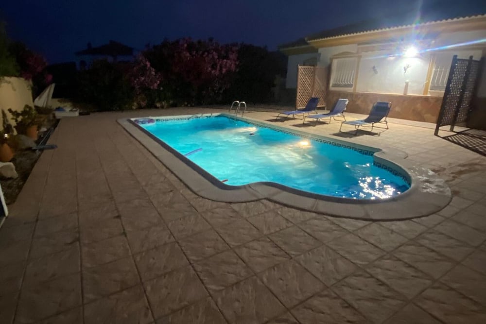 Casa Bueno Sunset Villa - Sleeps 7, Pool & Aircon