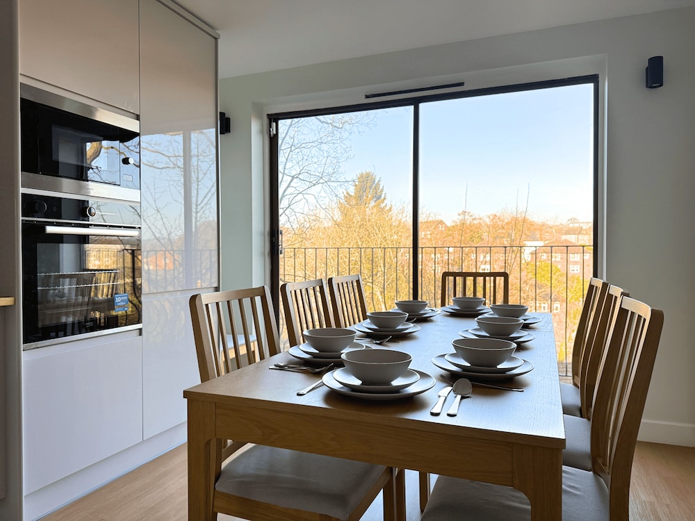 Stunning Townhouse: Your Spacious Retreat for 8