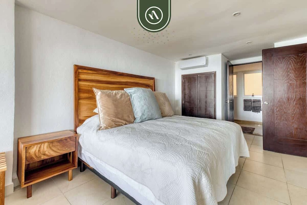 Amazing 3 BR Penthouse With Beachclub