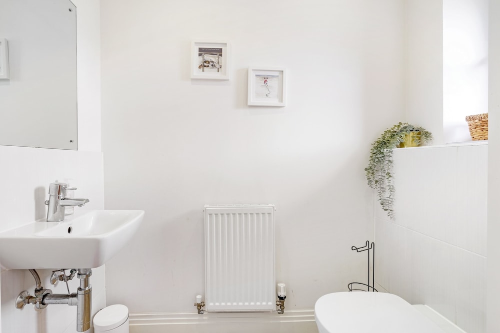 Foxherne 6 Bed & 3 Bath Serviced Hse -20