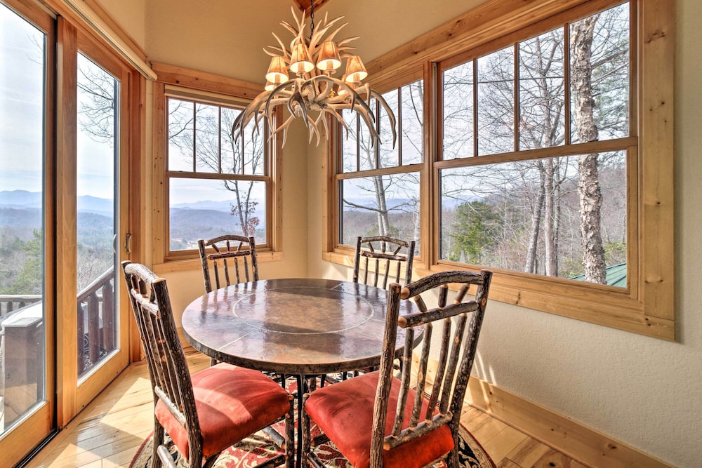 Luxury Dog-friendly Cabin Rental in Franklin view 4