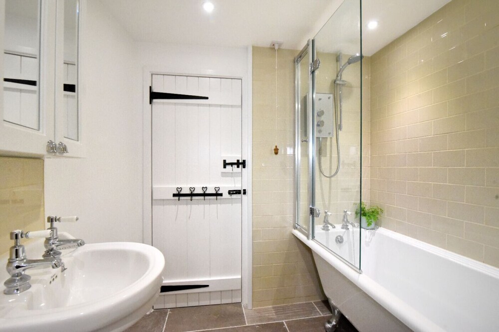 1 Lymbrook Cottages