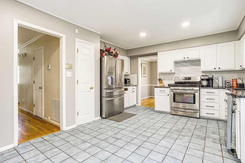 Private Hot Tub & Deck: Family Gem in Alpharetta
