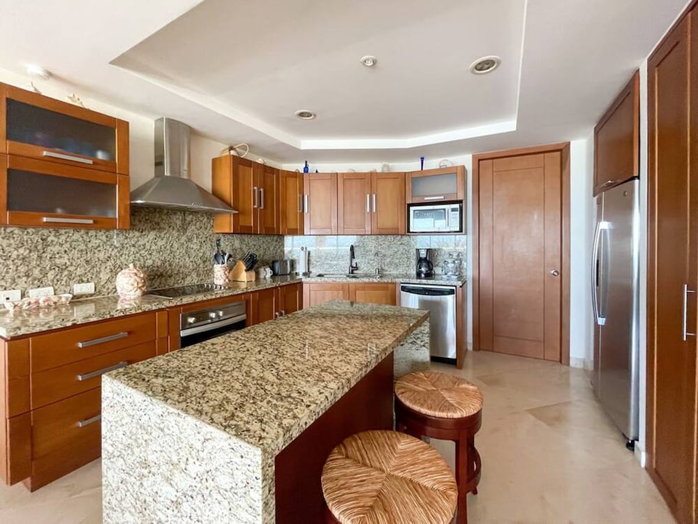 Beachfront Condo With Pools Beach Access
