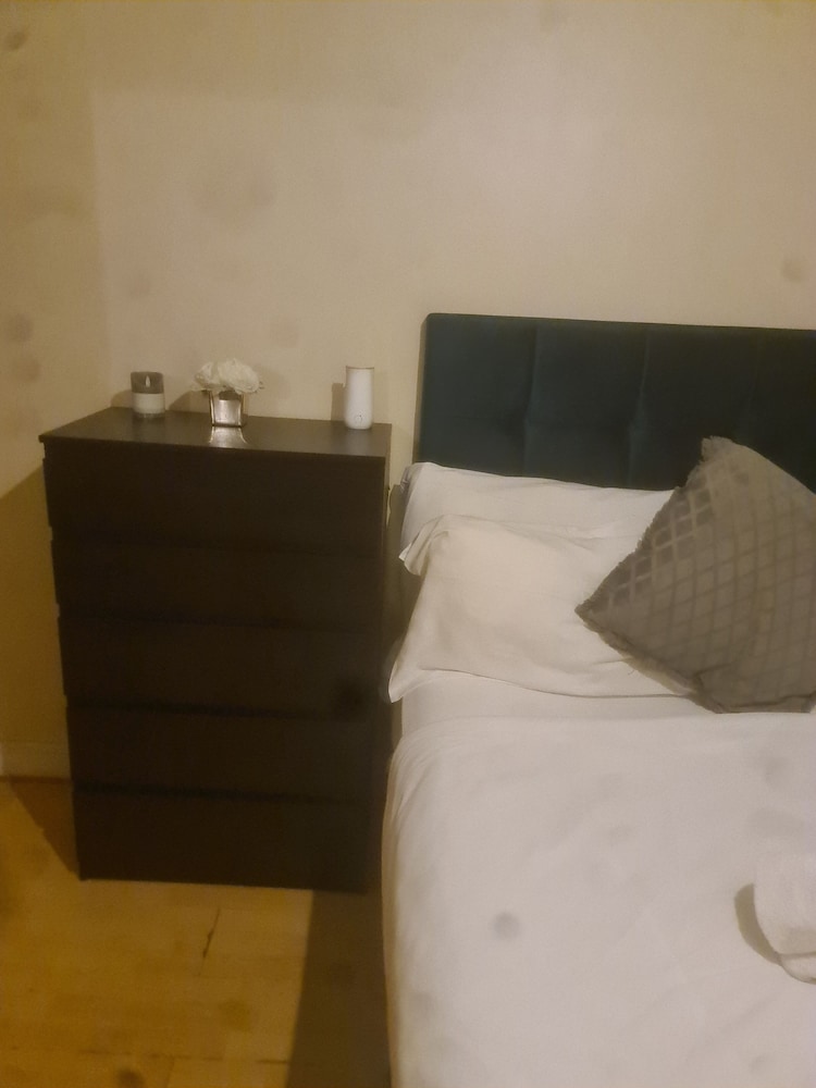 Remarkable 1-bed Apartment in Romford view 2