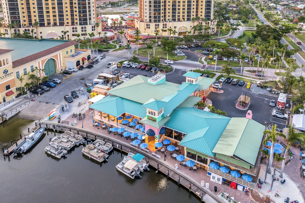 Walk to Marina + Restaurants: Cape Coral Escape!