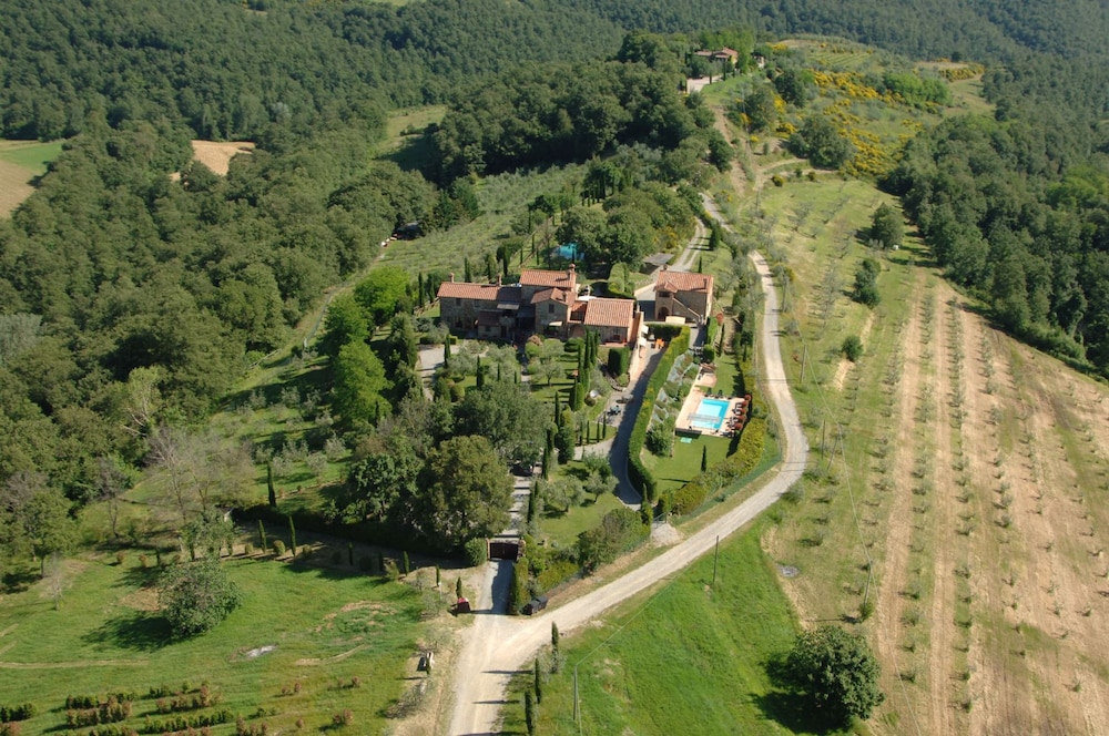 Podere Baiocco Sleeps 22 People 2 Private Pools Walking Distance to Town-podere Baiocco