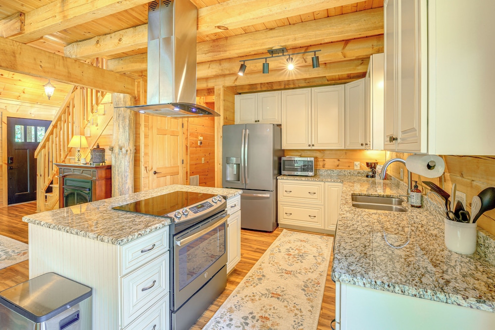 Blue Ridge Mtns Retreat w/ Views, 1 Mi to Parkway!