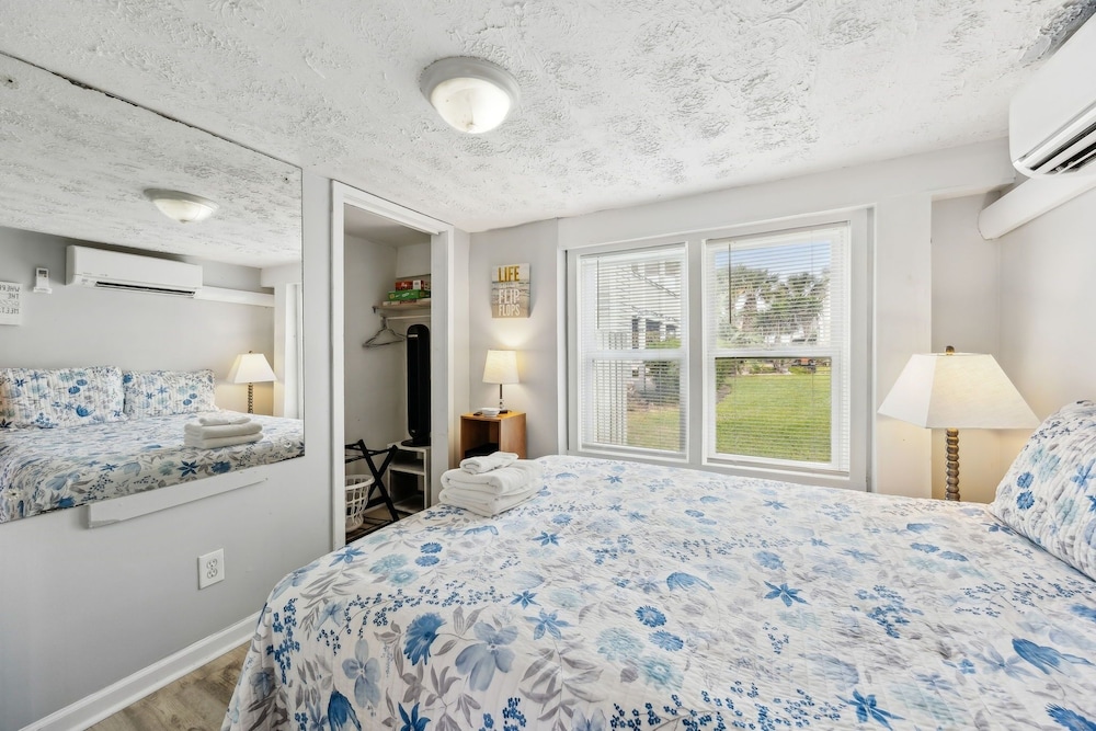 124 S Fletcher - Downstairs 3 Bedroom Duplex