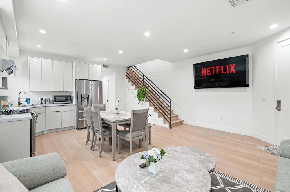 Not Affected by the Fire/modern Spacious Home With Parking & Fully Equipped Kitchen #3