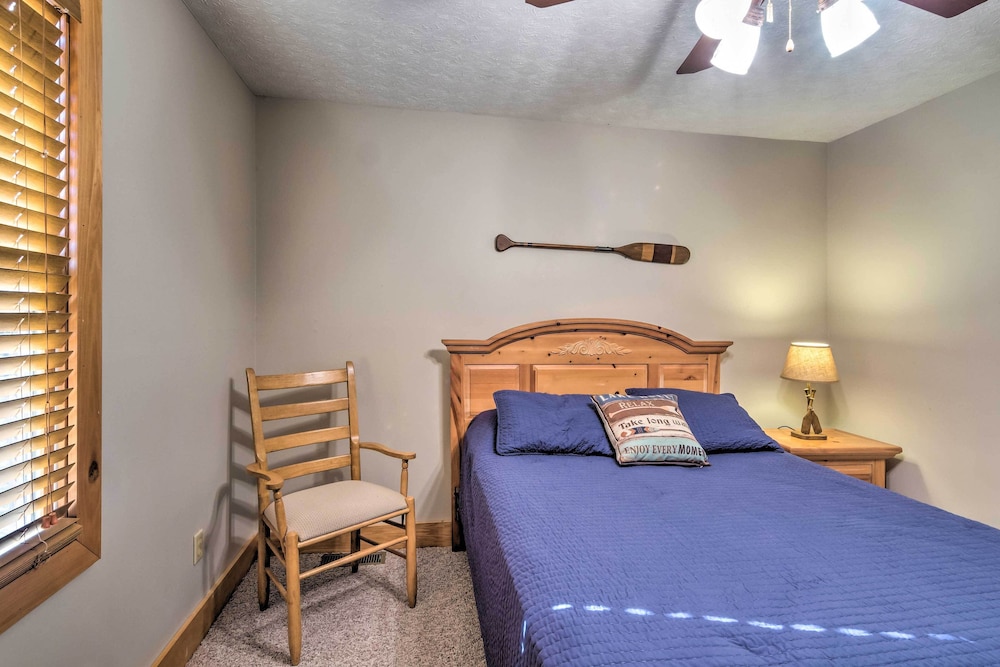Quaint 'lakeside' Cabin w/ Pond & Fire Pit! view 2