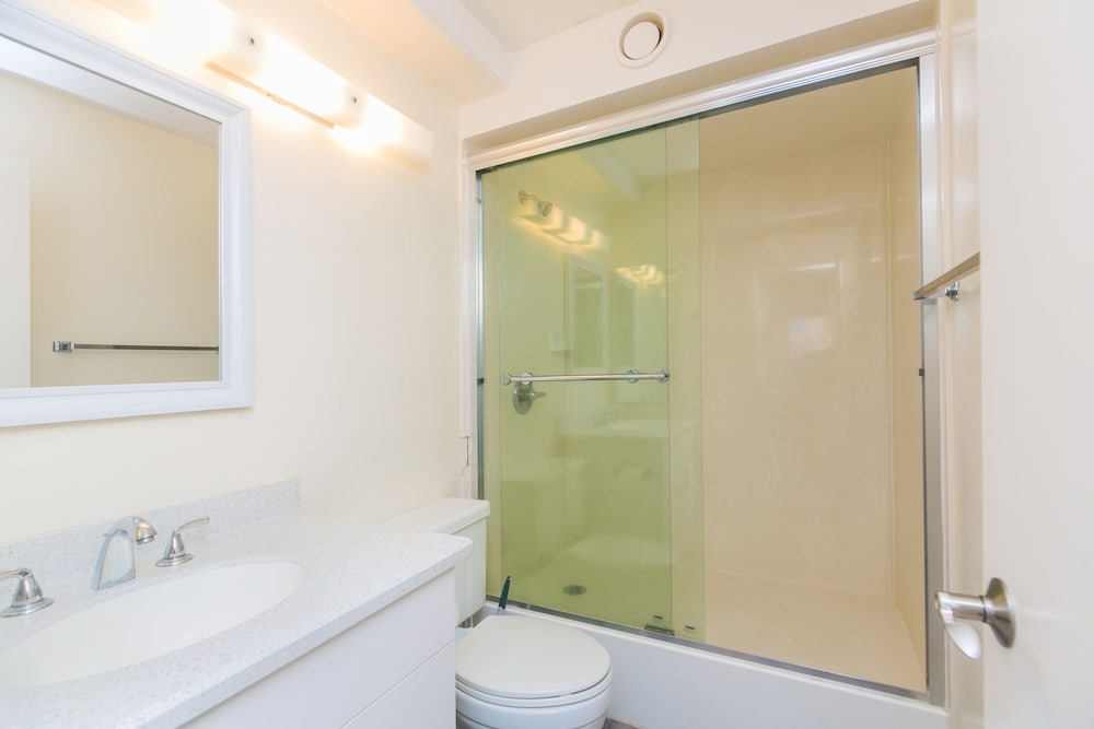 Discovery Bay 2308 1 Bedroom Condo by RedAwning