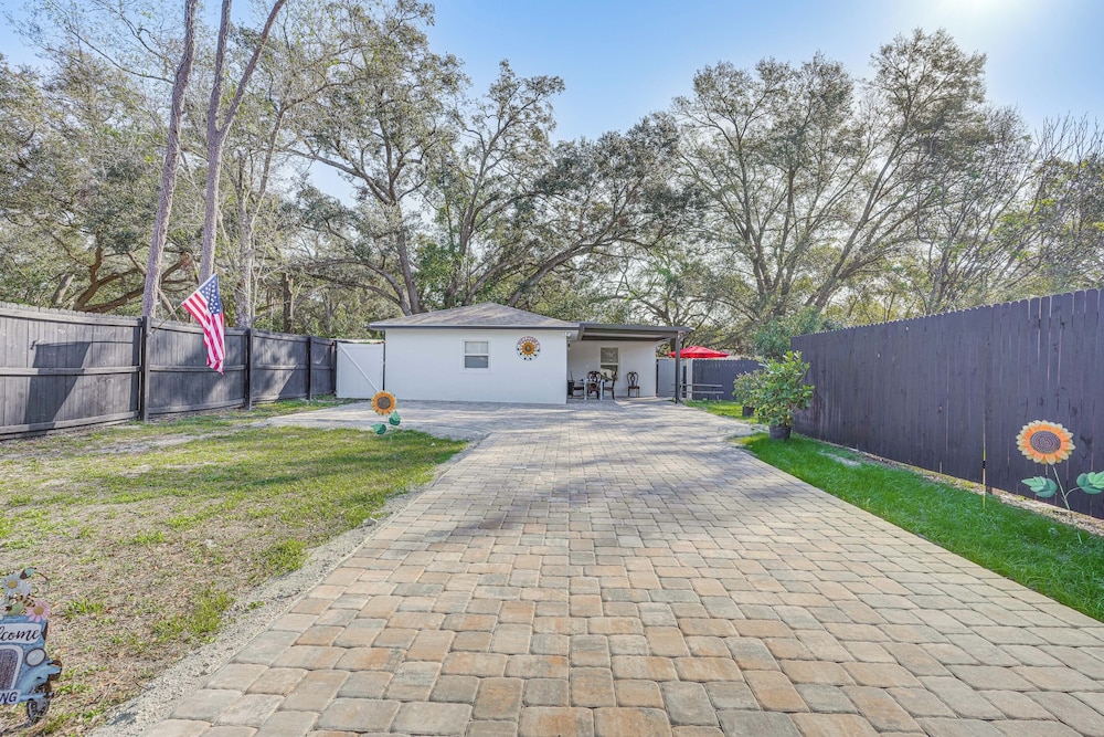 12 Mi to Dtwn Tampa: Vibrant Home w/ Outdoor Space