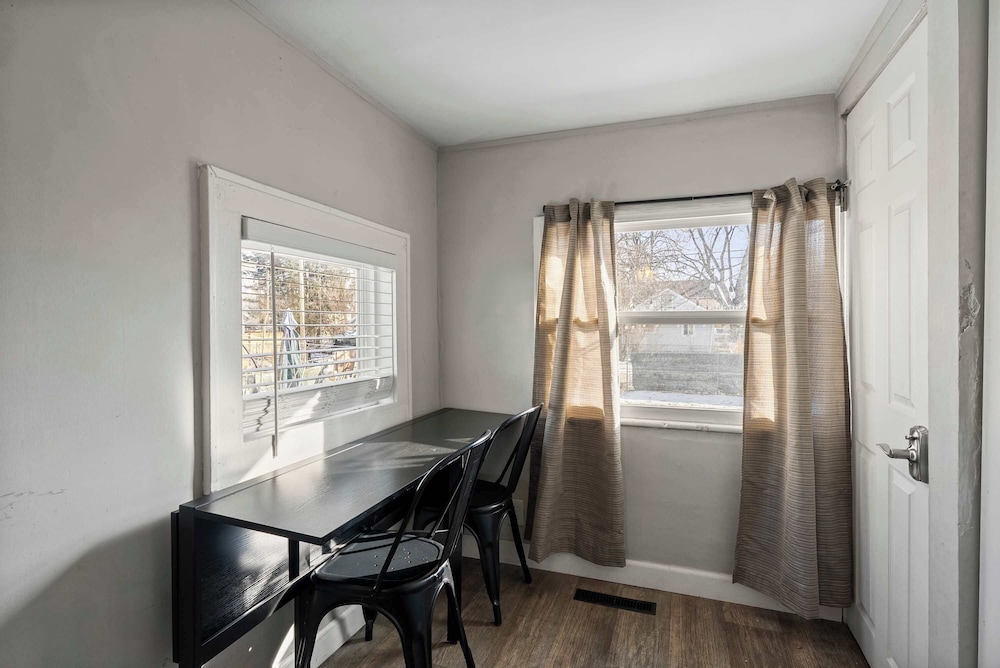 The Cozy Bellows Retreat for 4