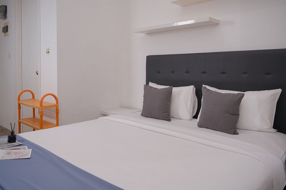 Comfortable and Warm Studio at Poris 88 Apartment