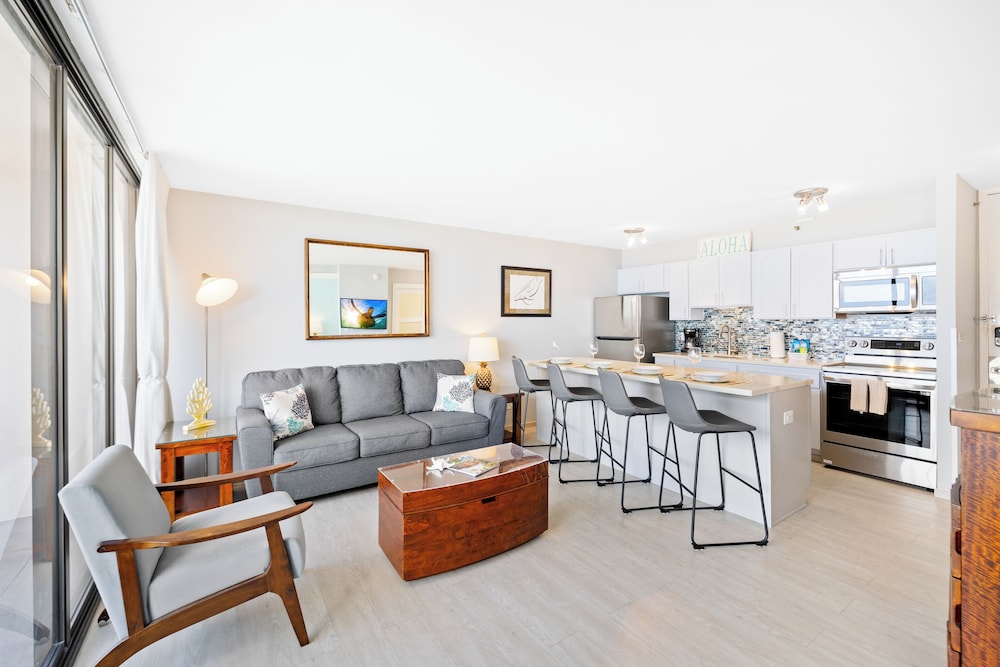 High Floor Ocean View Condo (King Bed and Parking): hotel room photo
