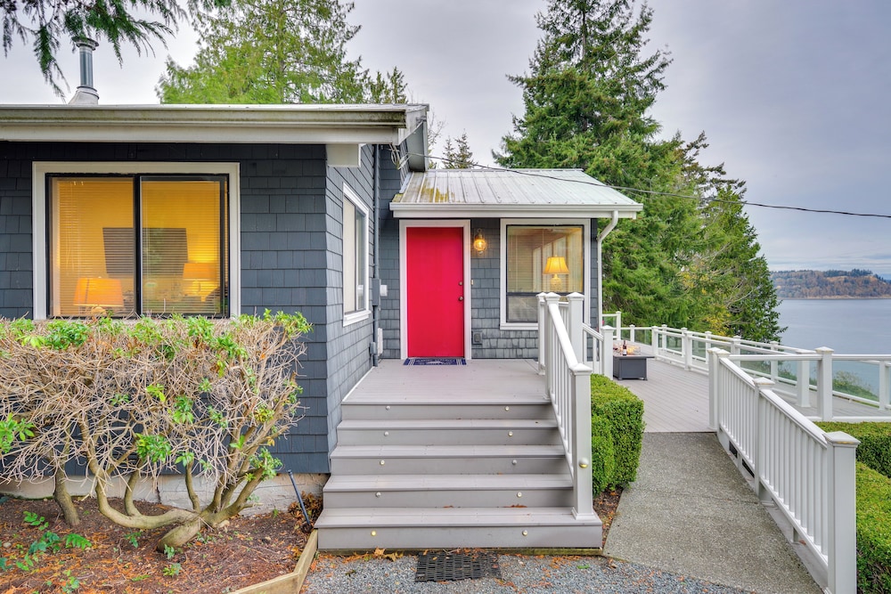 1/4 Mi to Beach: Family Home w/ Spacious Deck!