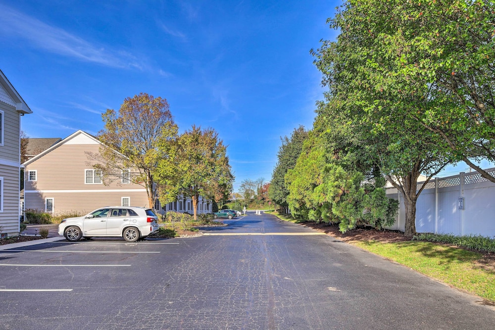 2 Mi to Ocean: Rehoboth Beach Townhome w/ Grill!