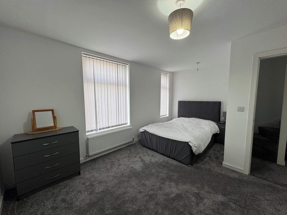 Housesleeps9-patio-parking-familyok