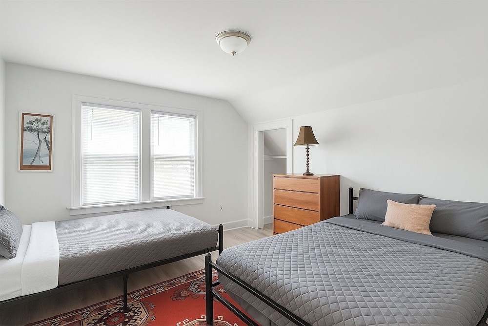 Detroit 4BR Home Bathtub & Pet Friendly Stay